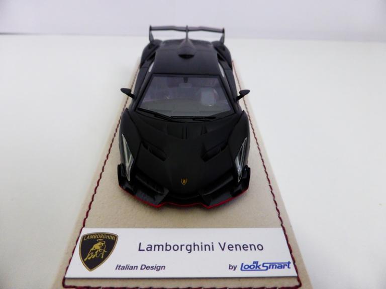 Lamborghini Veneno 1/43 de face avec sa plaque nominative
